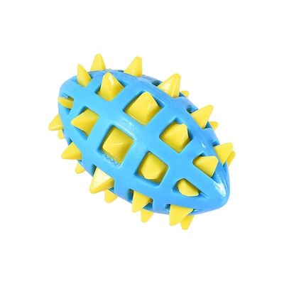 El artículo mastica la bola chillona de los juguetes del perro