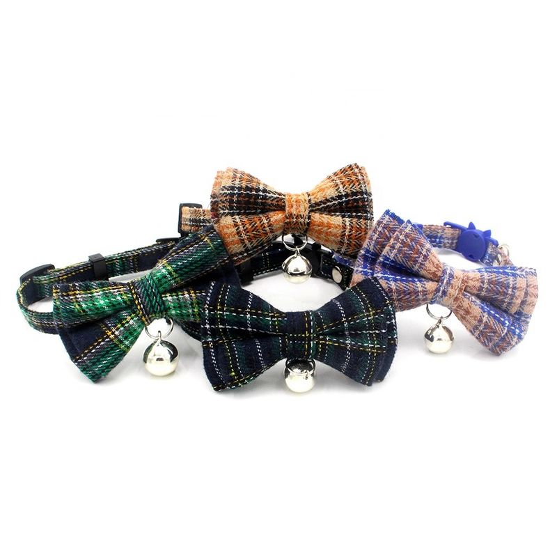 La anchura escocesa del algodón de Bowtie Cat Collar Safety Buckle With Bell del tartán ajusta el 13-22cm