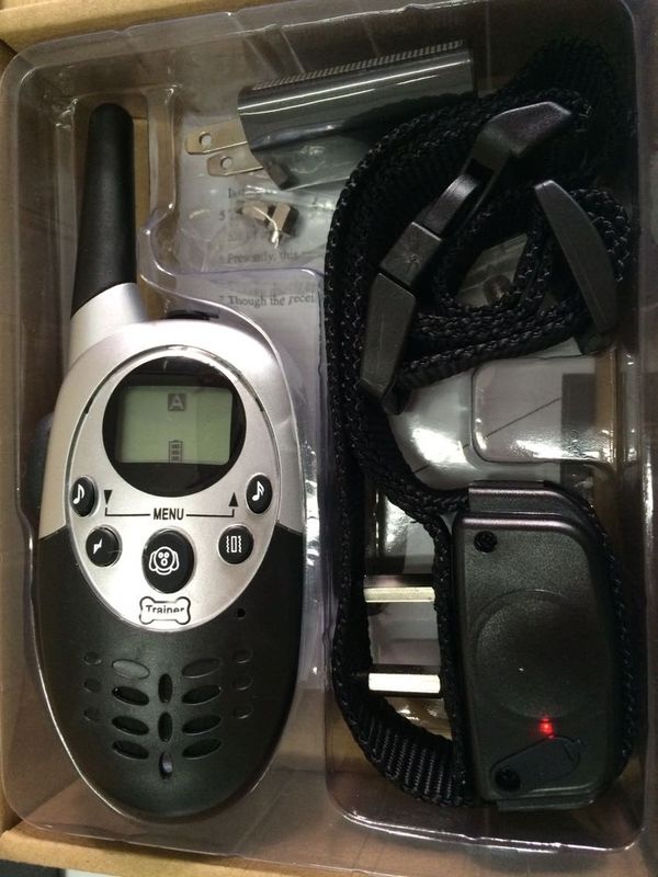 Los productos remotos del entrenamiento del animal doméstico no del descortezamiento paran el raspar del cuello de perro vibrante con el sonido
