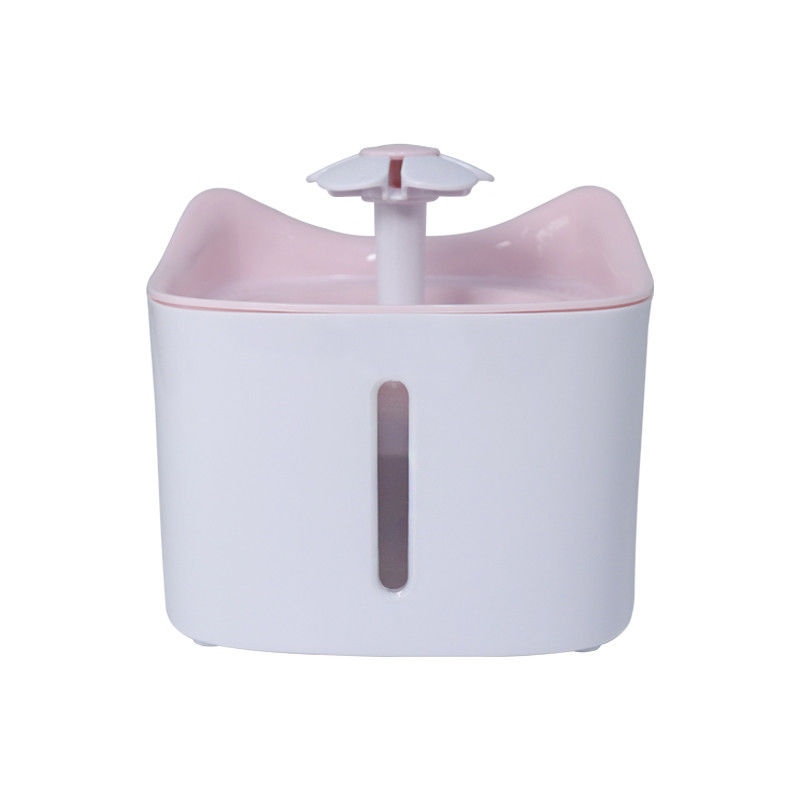 Dos modelos acarician el dispensador 1.8L del agua y de la comida para el dispensador del agua de los gatos y de la comida de perro