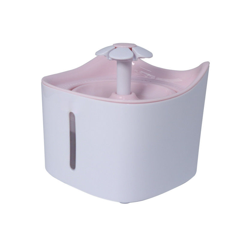 Dos modelos acarician el dispensador 1.8L del agua y de la comida para el dispensador del agua de los gatos y de la comida de perro