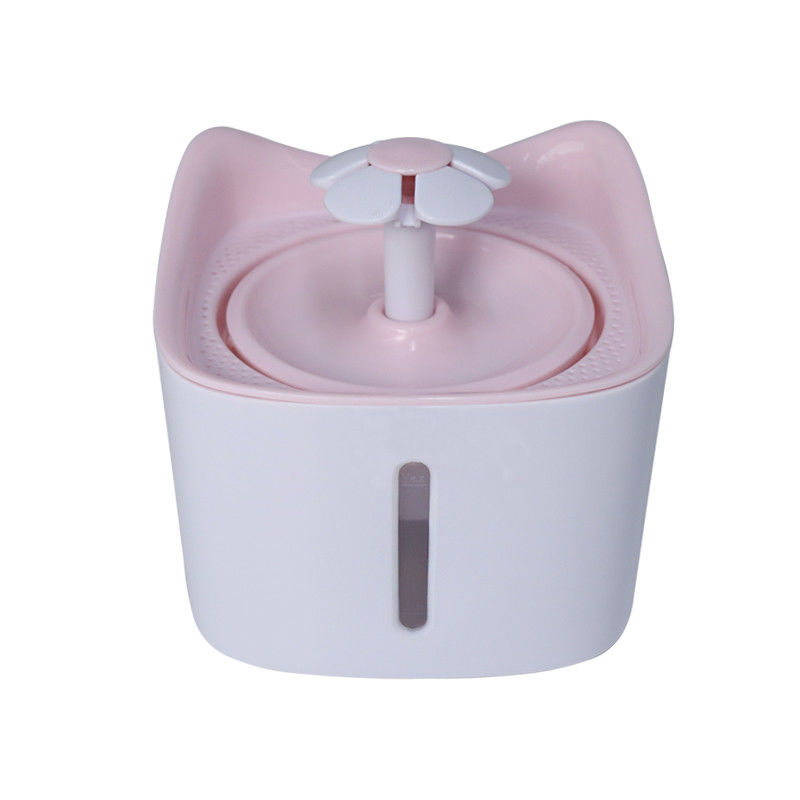Dos modelos acarician el dispensador 1.8L del agua y de la comida para el dispensador del agua de los gatos y de la comida de perro