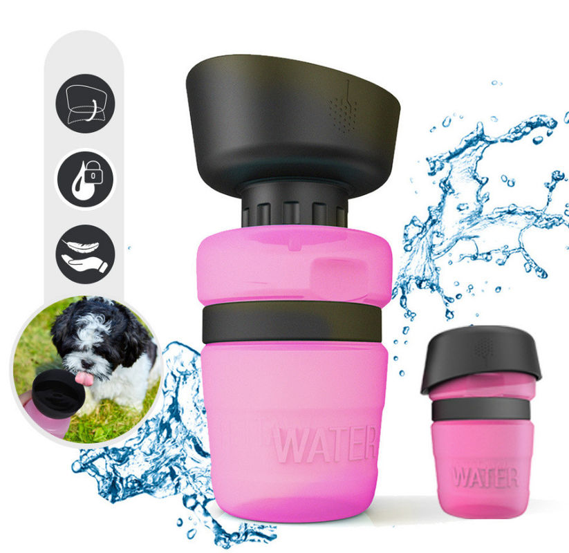 Prueba del escape fuera de la botella de agua portátil del perro del apretón